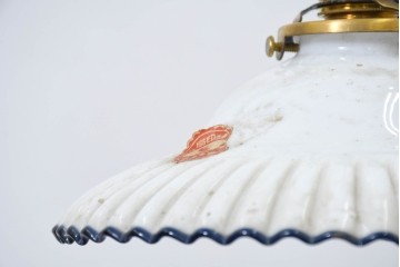 《引っ掛けシーリング式ペンダントライト加工費込み》　和製アンティーク　昭和初期　岩津硝子　白地に青い縁取りが可愛らしいフリルシェードのペンダントライト　(R-091991)