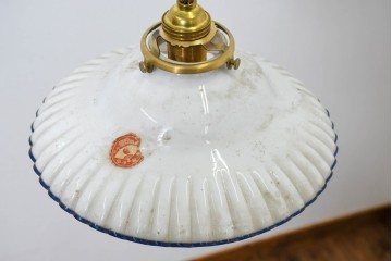 《引っ掛けシーリング式ペンダントライト加工費込み》　和製アンティーク　昭和初期　岩津硝子　白地に青い縁取りが可愛らしいフリルシェードのペンダントライト　(R-091991)