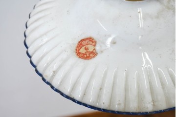 《引っ掛けシーリング式ペンダントライト加工費込み》　和製アンティーク　昭和初期　岩津硝子　白地に青い縁取りが可愛らしいフリルシェードのペンダントライト　(R-091991)