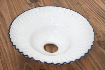 《引っ掛けシーリング式ペンダントライト加工費込み》　和製アンティーク　昭和初期　岩津硝子　白地に青い縁取りが可愛らしいフリルシェードのペンダントライト　(R-091991)