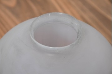 《引っ掛けシーリング式ペンダントライト加工費込み》　和製アンティーク　昭和初期　オパールガラスの柔らかな色味と繊細な縦縞模様が魅力のペンダントライト　(R-091993)