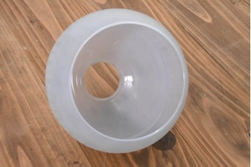 《引っ掛けシーリング式ペンダントライト加工費込み》　和製アンティーク　昭和初期　オパールガラスの柔らかな色味と繊細な縦縞模様が魅力のペンダントライト　(R-091993)