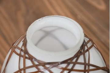 《引っ掛けシーリング式ペンダントライト加工費込み》　和製アンティーク　昭和初期から昭和中期　竹編みの装飾が和の趣を添えるペンダントライト　(R-092001)