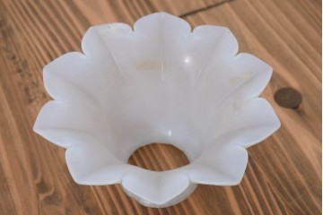 《引っ掛けシーリング式ペンダントライト加工費込み》　フランスヴィンテージ　1950年頃　オパールガラス　花びらのように広がるシェードが優美なペンダントライト　(R-092011)