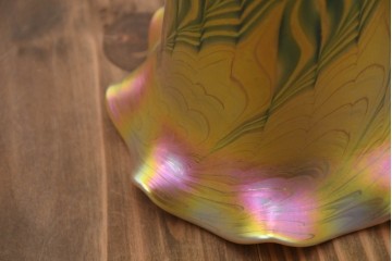 《引っ掛けシーリング式ペンダントライト加工費込み》　中古　アメリカ　Lundberg Studios(ランドバーグ・スタジオ)　虹彩色ガラス　緑の羽根模様と波打つ縁が優雅なペンダントライト　(R-092014)