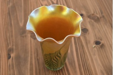 《引っ掛けシーリング式ペンダントライト加工費込み》　中古　アメリカ　Lundberg Studios(ランドバーグ・スタジオ)　虹彩色ガラス　緑の羽根模様と波打つ縁が優雅なペンダントライト　(R-092014)