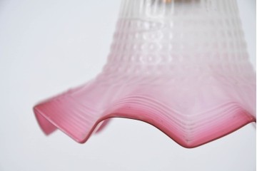 《引っ掛けシーリング式ペンダントライト加工費込み》　イギリスヴィンテージ　花びらのようなフリルが愛らしいペンダントライト　(R-092101)