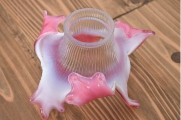 《引っ掛けシーリング式ペンダントライト加工費込み》　ヨーロッパアンティーク　1930年から1950年頃　鮮やかなピンク色と花びらのようなフリルが優雅なペンダントライト 　(R-092102)