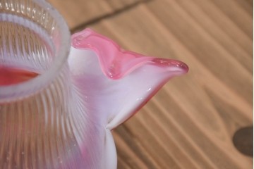 《引っ掛けシーリング式ペンダントライト加工費込み》　ヨーロッパアンティーク　1930年から1950年頃　鮮やかなピンク色と花びらのようなフリルが優雅なペンダントライト 　(R-092102)