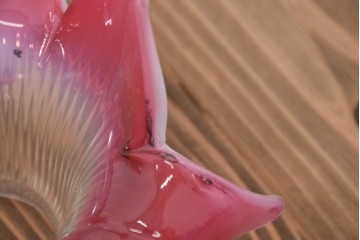 《引っ掛けシーリング式ペンダントライト加工費込み》　ヨーロッパアンティーク　1930年から1950年頃　鮮やかなピンク色と花びらのようなフリルが優雅なペンダントライト 　(R-092102)