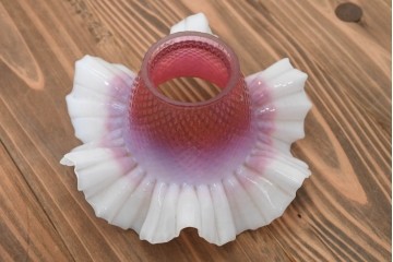 《引っ掛けシーリング式ペンダントライト加工費込み》　イギリスアンティーク　1930年から1950年頃　ピンクと乳白色のフリルが華やかなペンダントライト　(R-092103)