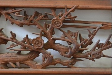 ヴィンテージ建具　井波彫刻　晴雲作　躍動感のある梅の花と竹が美しい両面彫刻欄間　(R-092394)