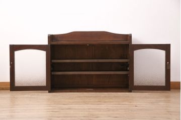 戸棚をリペア&カスタム!可動式の棚板を1枚追加し、1トーン落ち着いた色味に着色し仕上げ。(収納棚、リビングボード)