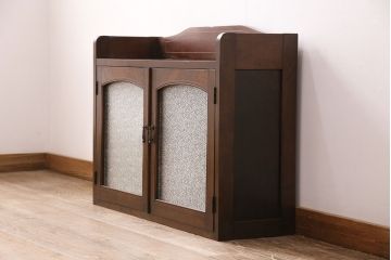 戸棚をリペア&カスタム!可動式の棚板を1枚追加し、1トーン落ち着いた色味に着色し仕上げ。(収納棚、リビングボード)