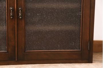 戸棚をリペア&カスタム!可動式の棚板を1枚追加し、1トーン落ち着いた色味に着色し仕上げ。(収納棚、リビングボード)