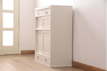 キャビネットをリペア&カスタム!背面板で上下段の継ぎ目をカバー。背面までアンティークホワイトでペイント仕上げ。(収納棚、戸棚)
