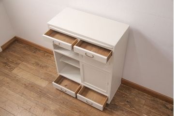キャビネットをリペア&カスタム!背面板で上下段の継ぎ目をカバー。背面までアンティークホワイトでペイント仕上げ。(収納棚、戸棚)