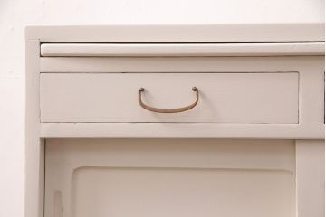 キャビネットをリペア&カスタム!背面板で上下段の継ぎ目をカバー。背面までアンティークホワイトでペイント仕上げ。(収納棚、戸棚)