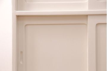 キャビネットをリペア&カスタム!背面板で上下段の継ぎ目をカバー。背面までアンティークホワイトでペイント仕上げ。(収納棚、戸棚)