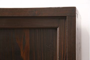 明治大正期の木製戸棚をリペア&カスタム!取り外し可能な棚板を新たに作成し、2段から3段の仕様へ変更。1トーン落ち着いた色味に着色し仕上げ。(収納棚、キャビネット)