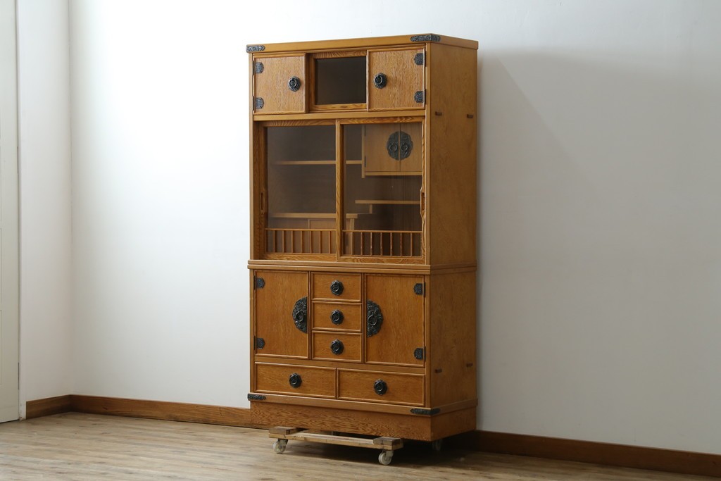 中古　美品　屋久杉　松や梅の彫刻金具がアクセントの茶箪笥　(S-086223)