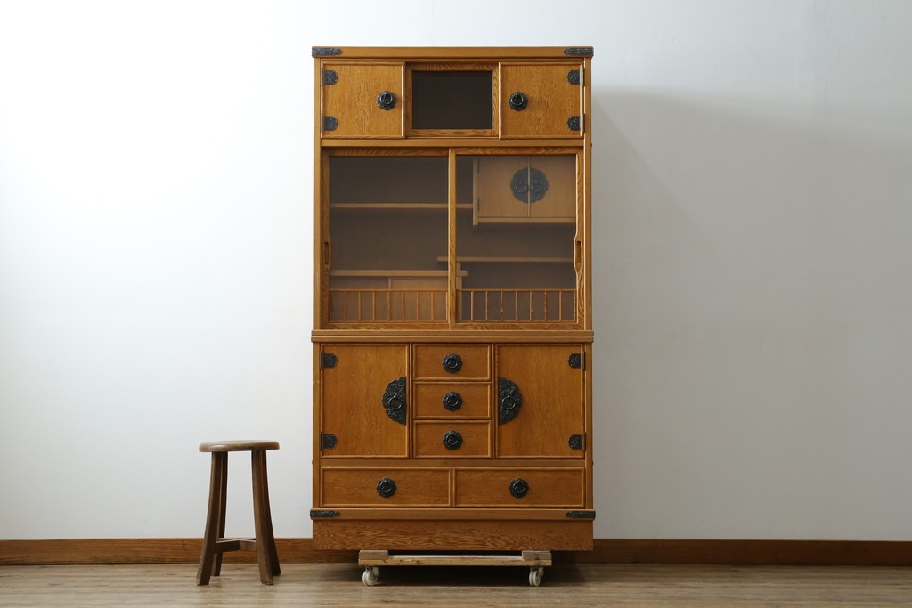 中古　美品　屋久杉　松や梅の彫刻金具がアクセントの茶箪笥　(S-086223)