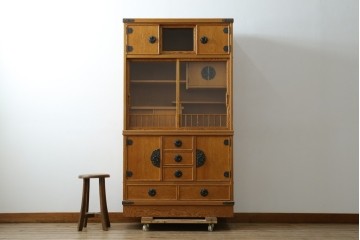 中古　美品　屋久杉　松や梅の彫刻金具がアクセントの茶箪笥　(S-086223)