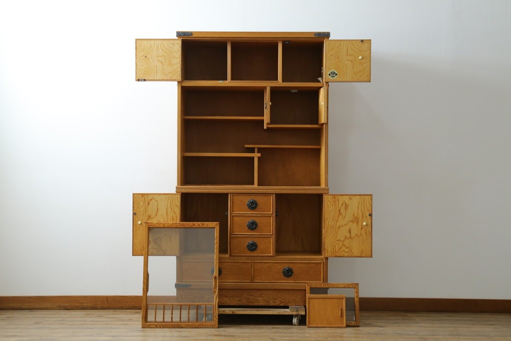 中古　美品　屋久杉　松や梅の彫刻金具がアクセントの茶箪笥　(S-086223)