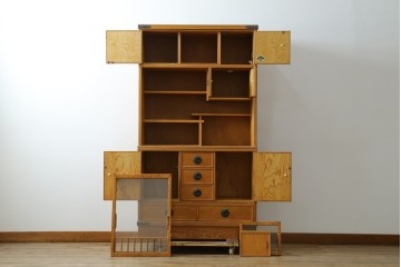 中古　美品　屋久杉　松や梅の彫刻金具がアクセントの茶箪笥　(S-086223)