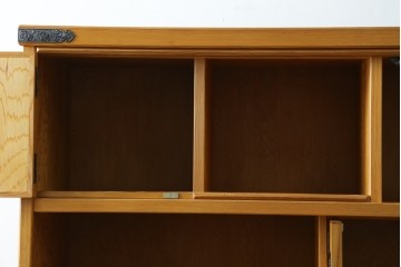 中古　美品　屋久杉　松や梅の彫刻金具がアクセントの茶箪笥　(S-086223)