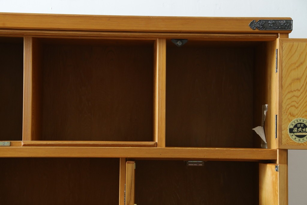 中古　美品　屋久杉　松や梅の彫刻金具がアクセントの茶箪笥　(S-086223)