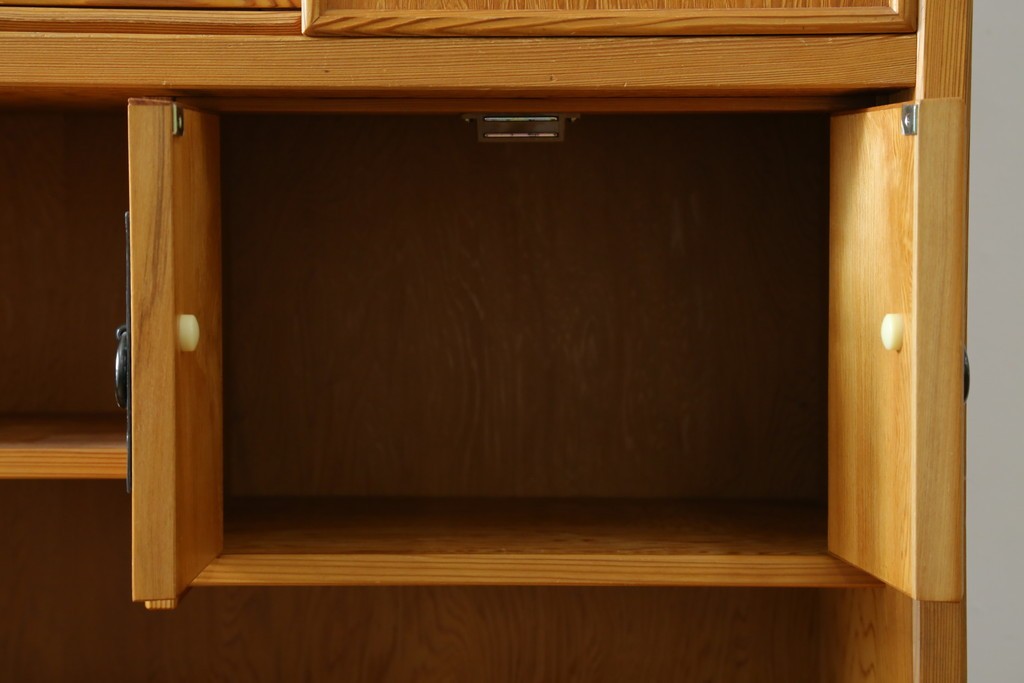 中古　美品　屋久杉　松や梅の彫刻金具がアクセントの茶箪笥　(S-086223)