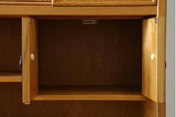 中古　美品　屋久杉　松や梅の彫刻金具がアクセントの茶箪笥　(S-086223)