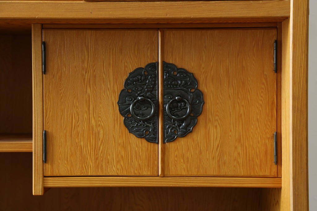 中古　美品　屋久杉　松や梅の彫刻金具がアクセントの茶箪笥　(S-086223)