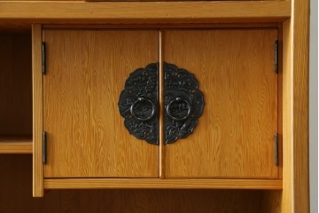 中古　美品　屋久杉　松や梅の彫刻金具がアクセントの茶箪笥　(S-086223)