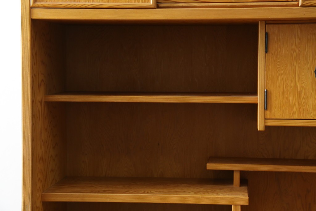 中古　美品　屋久杉　松や梅の彫刻金具がアクセントの茶箪笥　(S-086223)