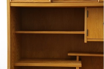 中古　美品　屋久杉　松や梅の彫刻金具がアクセントの茶箪笥　(S-086223)