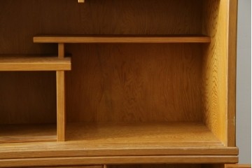 中古　美品　屋久杉　松や梅の彫刻金具がアクセントの茶箪笥　(S-086223)