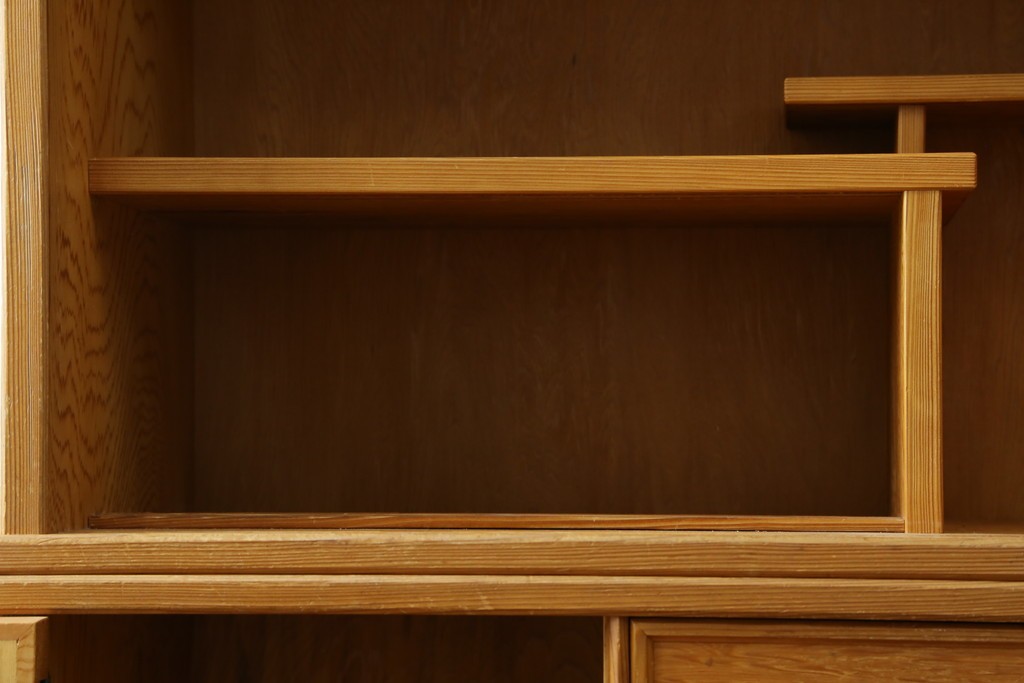 中古　美品　屋久杉　松や梅の彫刻金具がアクセントの茶箪笥　(S-086223)