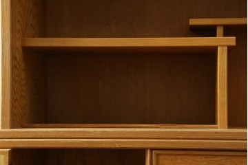 中古　美品　屋久杉　松や梅の彫刻金具がアクセントの茶箪笥　(S-086223)