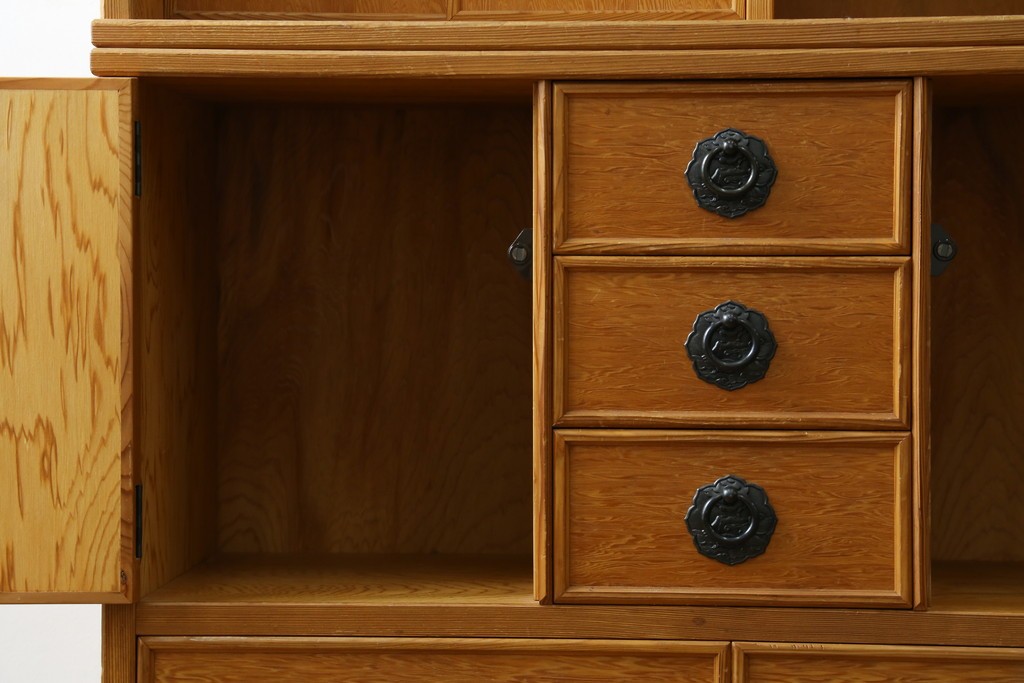 中古　美品　屋久杉　松や梅の彫刻金具がアクセントの茶箪笥　(S-086223)