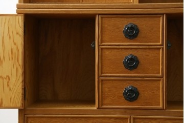 中古　美品　屋久杉　松や梅の彫刻金具がアクセントの茶箪笥　(S-086223)