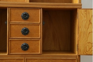 中古　美品　屋久杉　松や梅の彫刻金具がアクセントの茶箪笥　(S-086223)