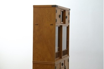 中古　美品　屋久杉　松や梅の彫刻金具がアクセントの茶箪笥　(S-086223)