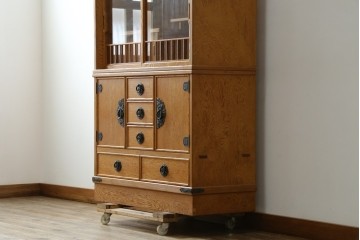 中古　美品　屋久杉　松や梅の彫刻金具がアクセントの茶箪笥　(S-086223)