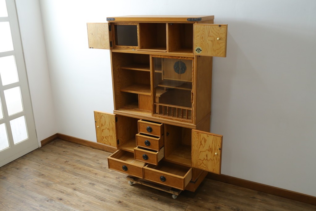 中古　美品　屋久杉　松や梅の彫刻金具がアクセントの茶箪笥　(S-086223)