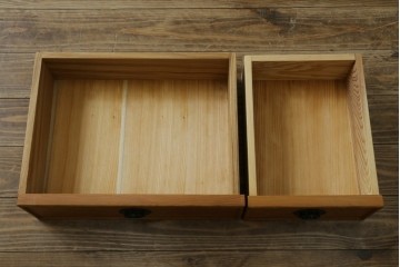 中古　美品　屋久杉　松や梅の彫刻金具がアクセントの茶箪笥　(S-086223)