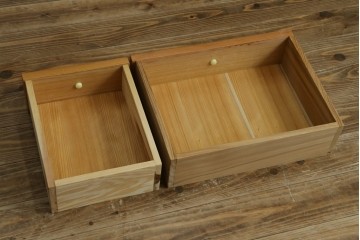 中古　美品　屋久杉　松や梅の彫刻金具がアクセントの茶箪笥　(S-086223)