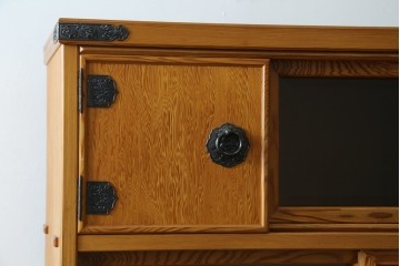 中古　美品　屋久杉　松や梅の彫刻金具がアクセントの茶箪笥　(S-086223)