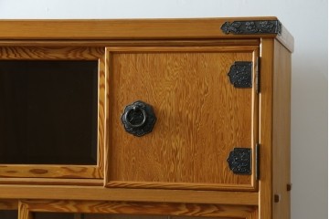 中古　美品　屋久杉　松や梅の彫刻金具がアクセントの茶箪笥　(S-086223)